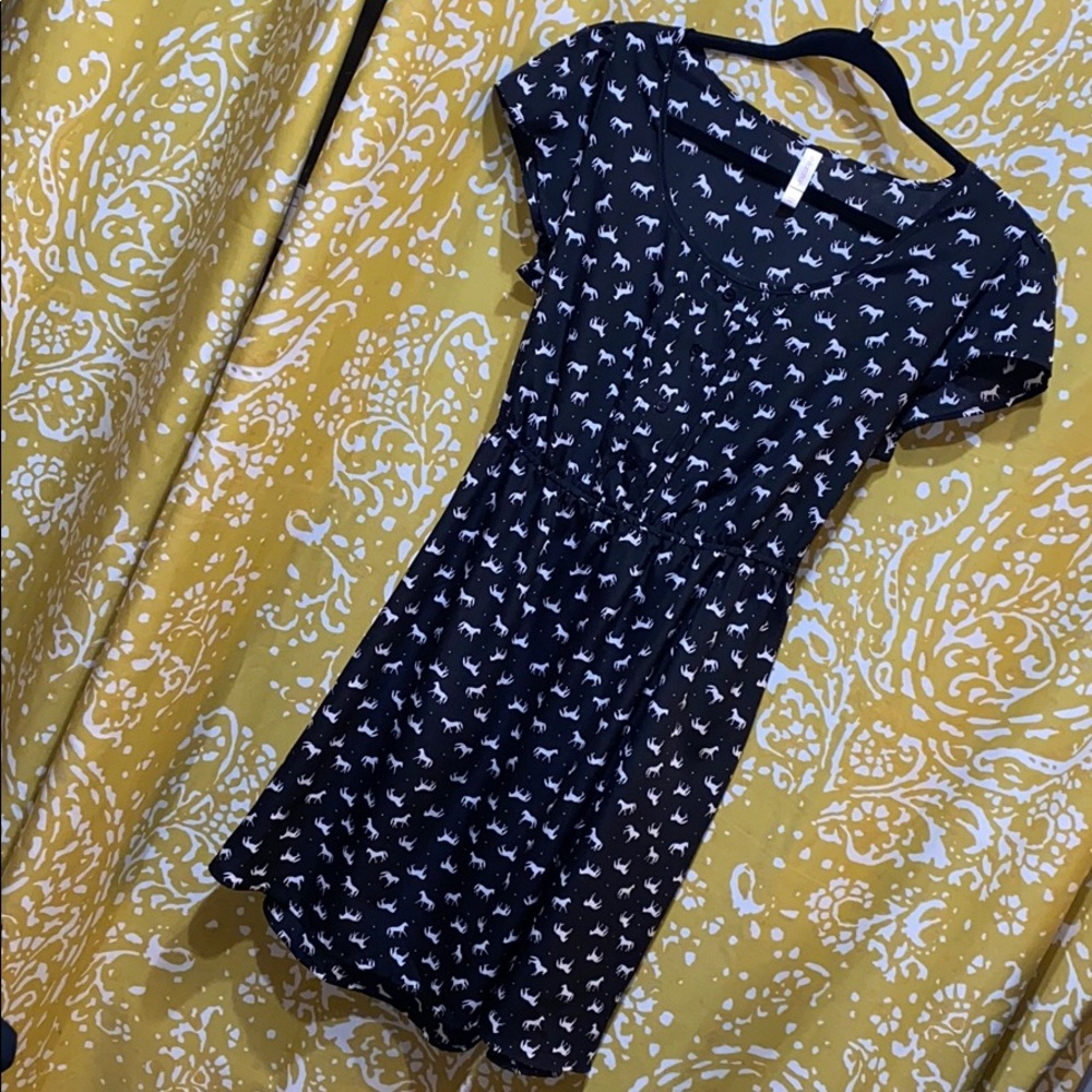 👗HORSE AROUND👗